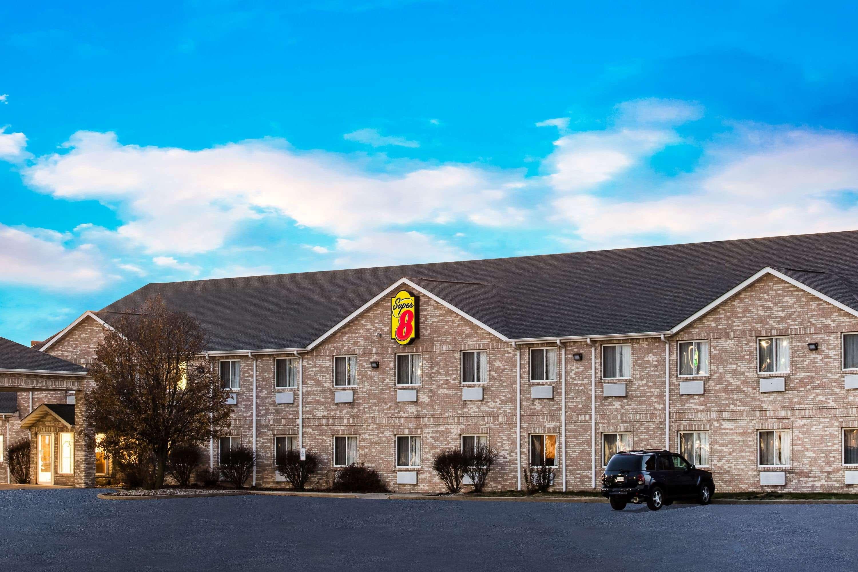 Super 8 By Wyndham Remington Hotel Kültér fotó