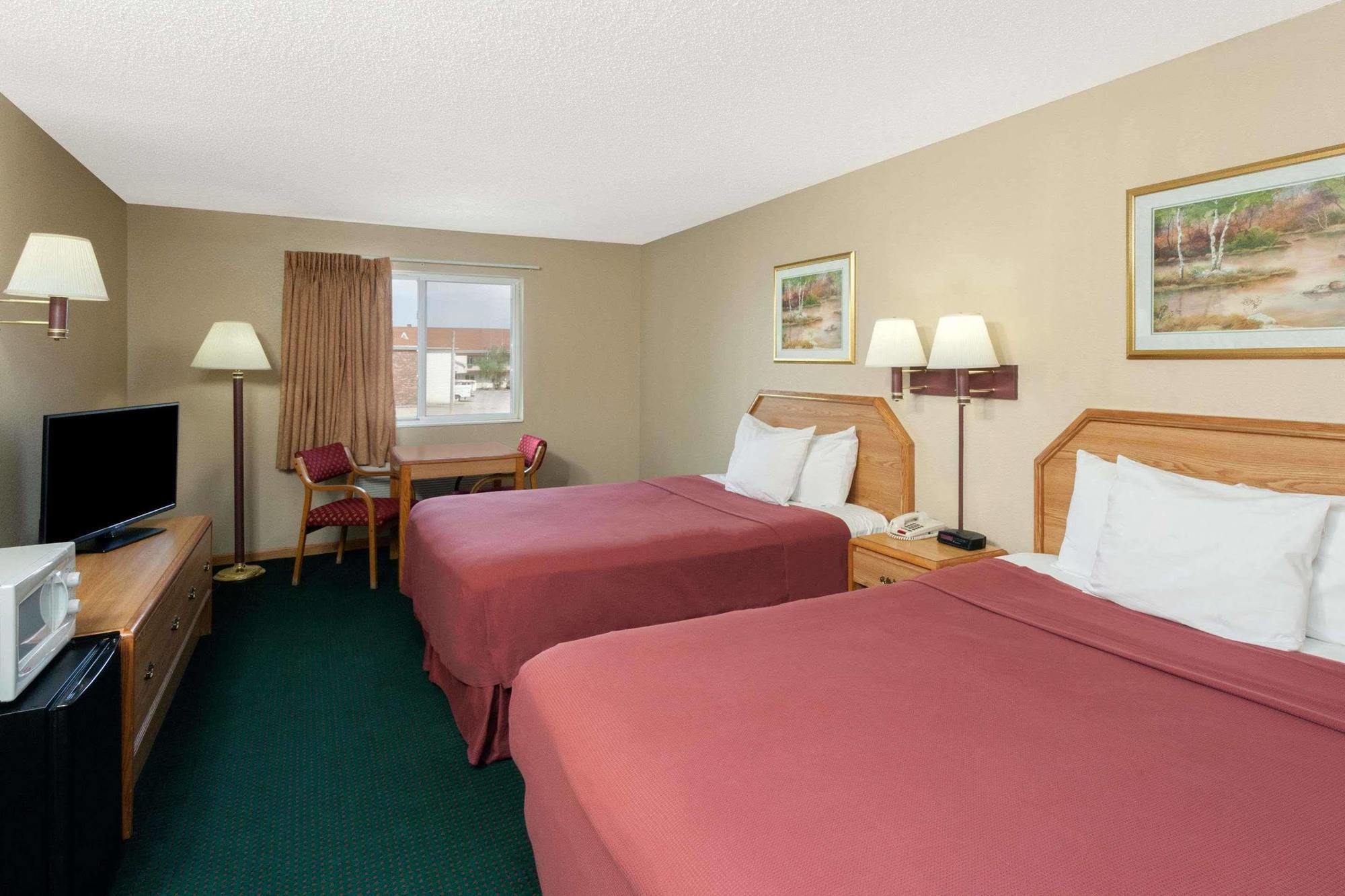 Super 8 By Wyndham Remington Hotel Kültér fotó