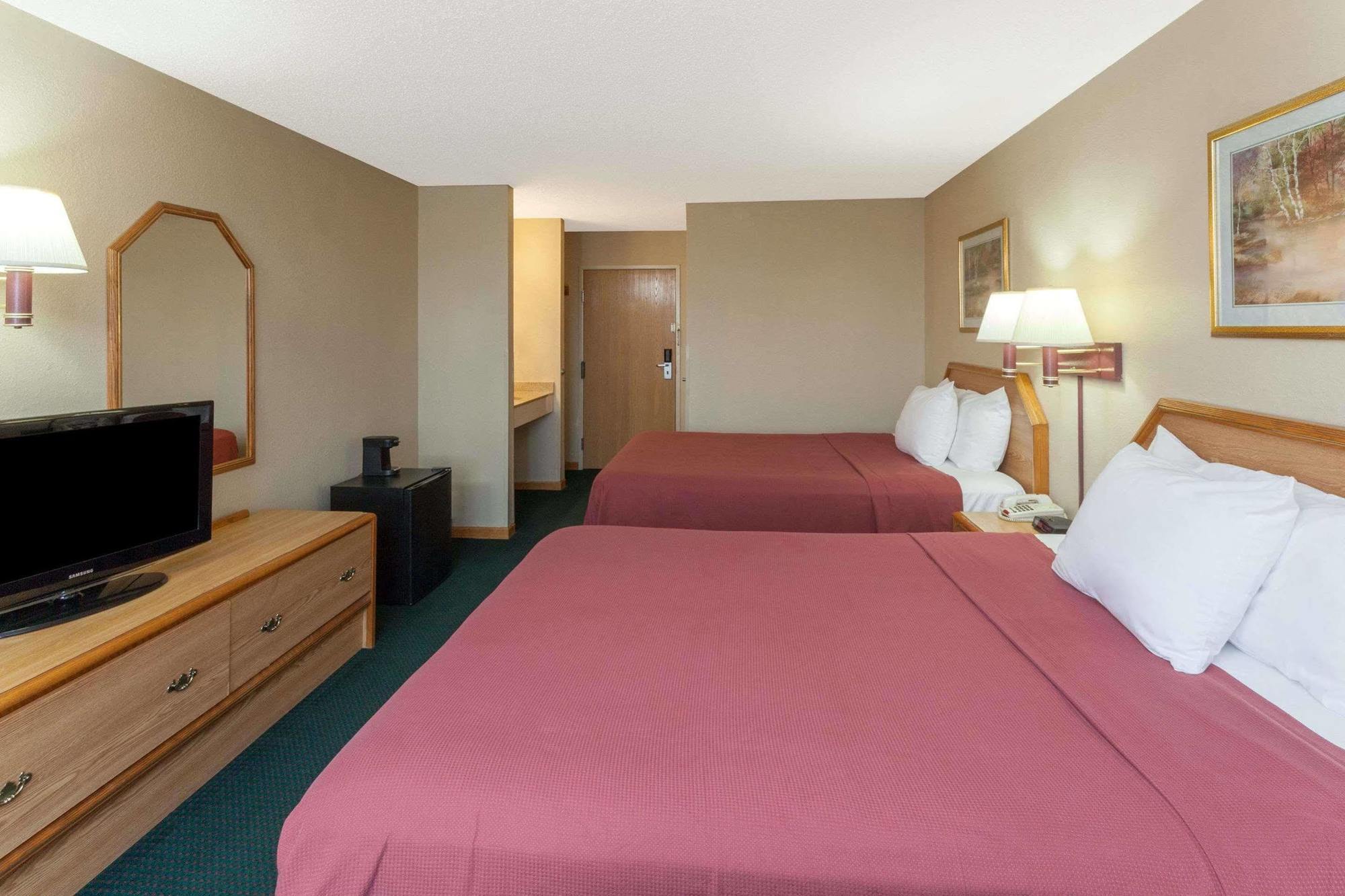 Super 8 By Wyndham Remington Hotel Kültér fotó