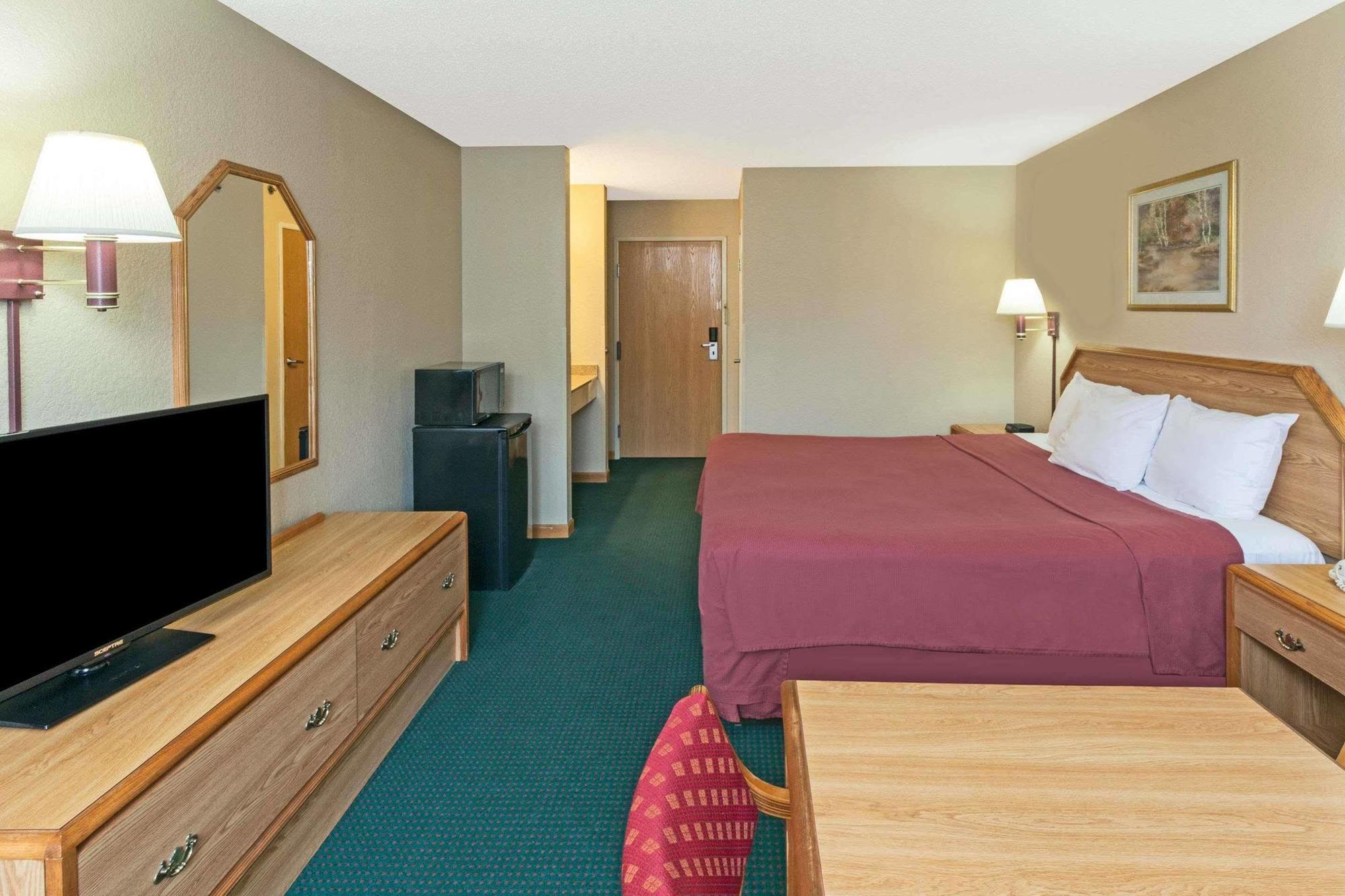 Super 8 By Wyndham Remington Hotel Kültér fotó