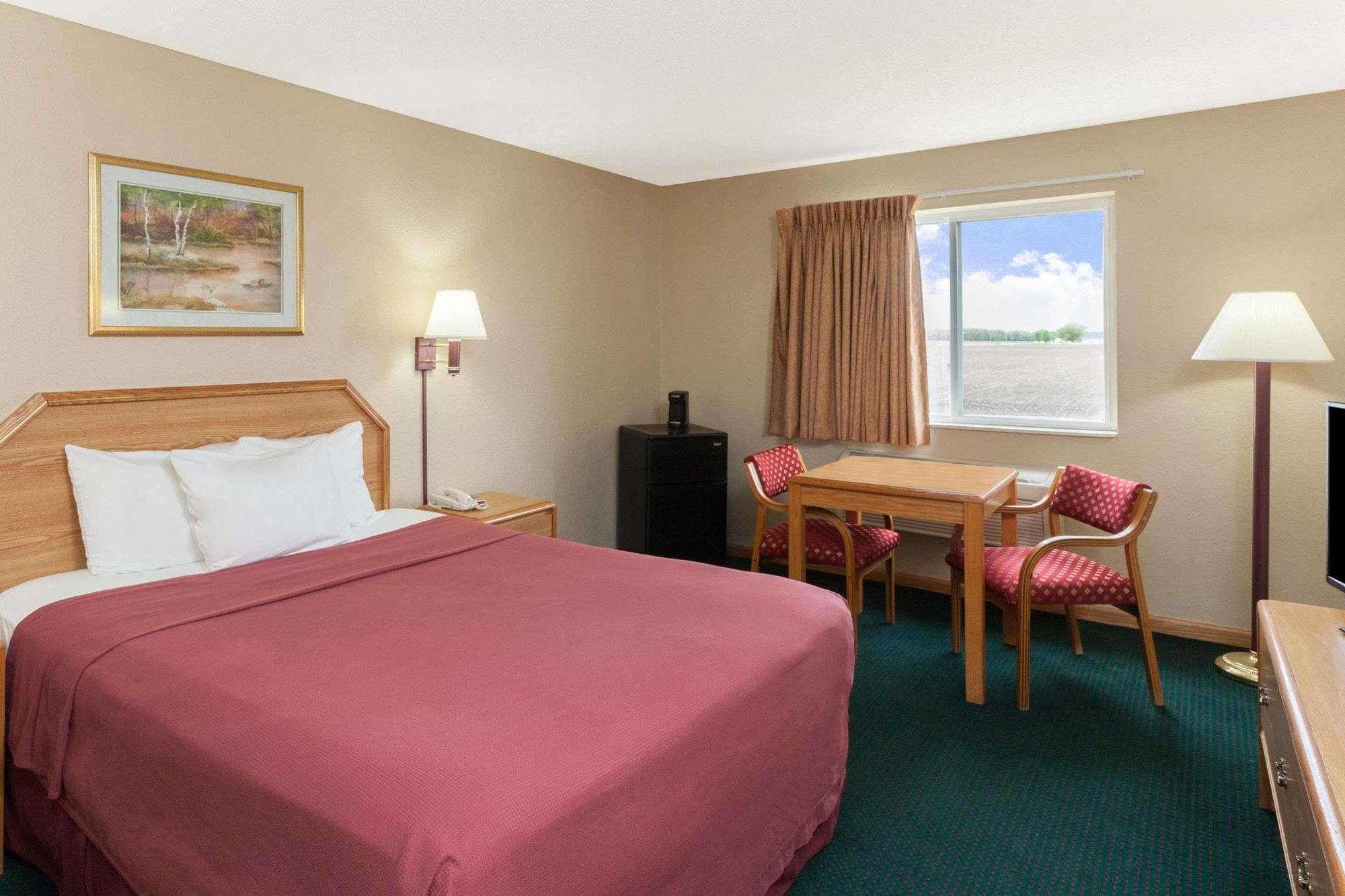 Super 8 By Wyndham Remington Hotel Kültér fotó